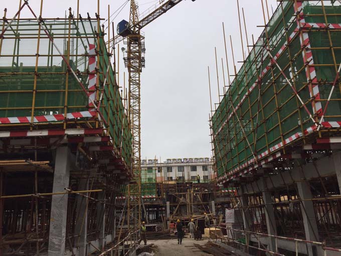 青岛保利西乡月脚手架施工现场
